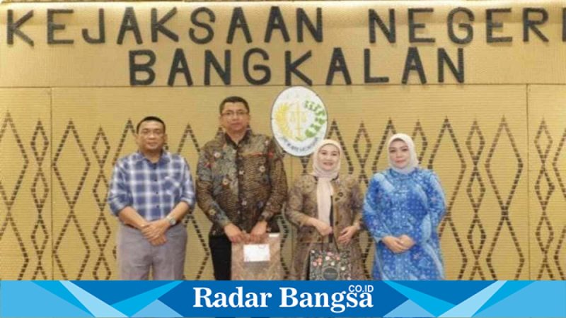 Bang Hendrik (baju batik coklat)  mengucapkan salam perpisahan kepada staf Kejari Bangkalan, Senin, 9 Februari 2026 (Foto Dok Ho/RadarBangsa.co.id)
