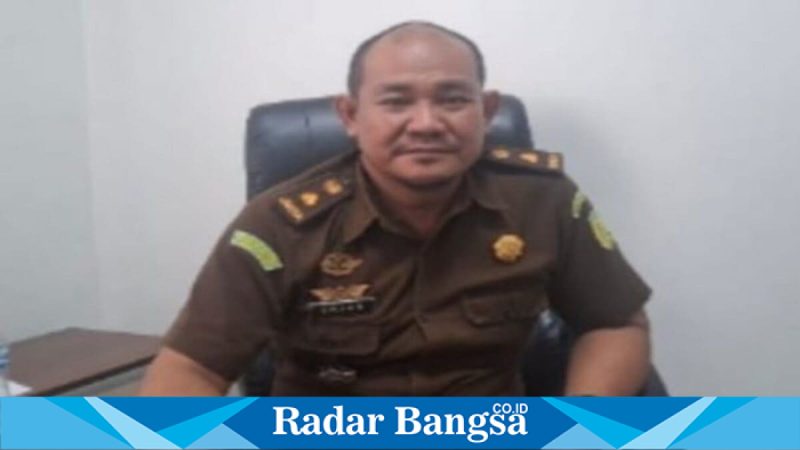Kasi Intel Kejari Lamongan Erfan Nurcahyo, S.H., saat pertemuan dengan wartawan di ruang kerjanya, Senin (9/2/2026). (Foto Dok Ho/RadarBangsa.co.id)