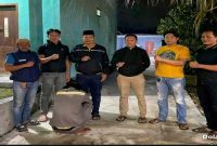 Petugas Polres Lamongan menunjukkan pelaku  di Kembangbahu, Kamis (27/2/2026). (Foto Dok Ho/RadarBangsa.co.id)