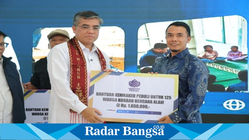 Menaker Yassierli menyerahkan bantuan pemulihan ekonomi Rp30,3 miliar di BPVP Padang, Kamis (12/2/2026). (Foto Dok Ho/RadarBangsa.co.id)