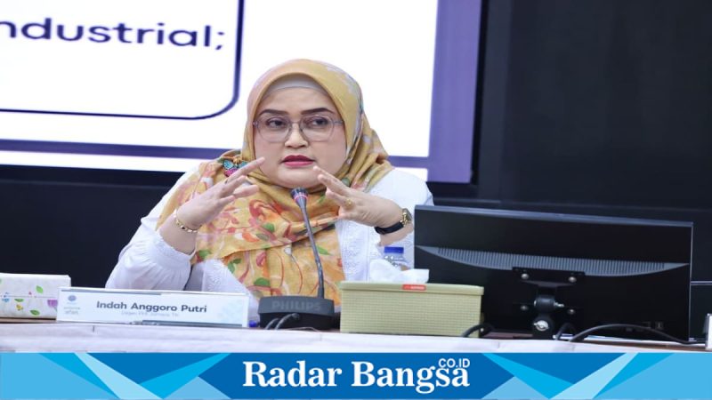 Direktur Jenderal PHI dan Jamsos Indah Anggoro Putri memaparkan strategi penguatan hubungan industrial 2026 di Jakarta, Rabu, 18 Februari 2026 (Foto Dok Ho/RadarBangsa.co.id).