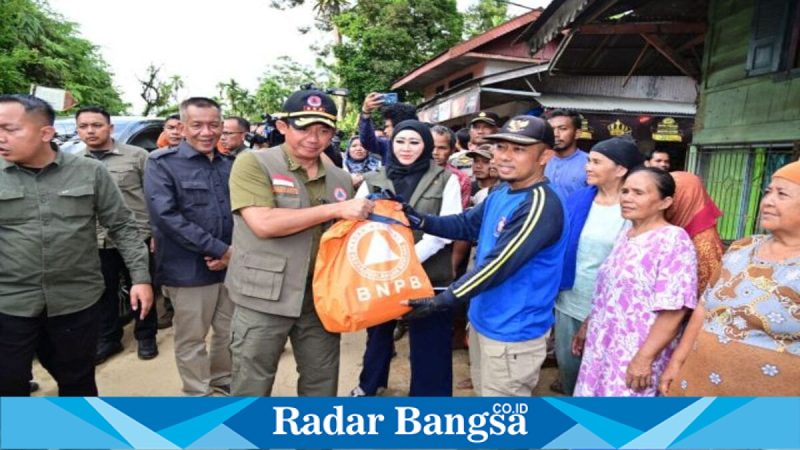 Kepala BNPB Letjen TNI Dr. Suharyanto meninjau dan menyalurkan bantuan bagi warga huntara Aceh Timur, Jumat (27/2/2026). (Foto Dok Ho/RadarBangsa.co.id)