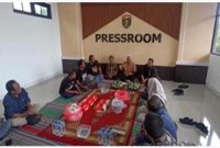 Ketua DPRD Ngawi Yuwono Kartiko bersama jurnalis saat syukuran pressroom baru di Kantor DPRD Ngawi, Jumat (13/02/2026). (Foto Dok Ho/RadarBangsa.co.id)