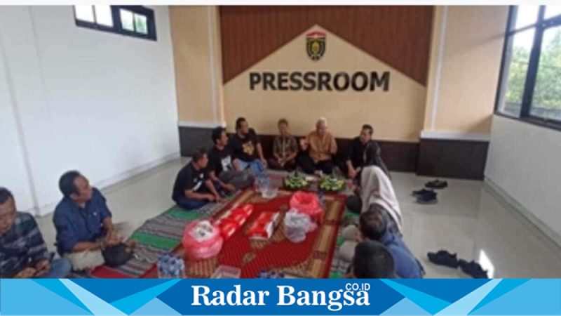 Ketua DPRD Ngawi Yuwono Kartiko bersama jurnalis saat syukuran pressroom baru di Kantor DPRD Ngawi, Jumat (13/02/2026). (Foto Dok Ho/RadarBangsa.co.id)
