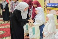 Ketua PERWOSI Kabupaten Pasuruan Merita Rusdi Sutejo saat buka puasa bersama pelajar Sekolah Rakyat, Kamis (26/2/2026). (Foto Dok Ho/RadarBangsa.co.id)