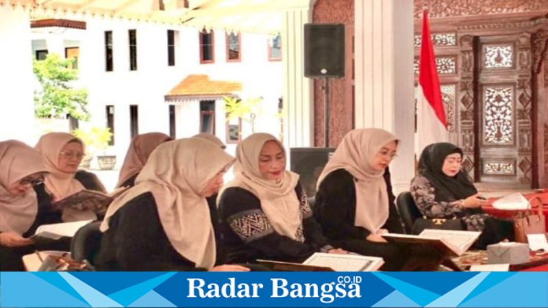 Ketua TP PKK Kabupaten Pasuruan Merita Rusdi Sutejo saat Tadarus Al Qur’an di Pendopo Nyawiji, Rabu (25/2/2026). (Foto Dok Ho/RadarBangsa.co.id)