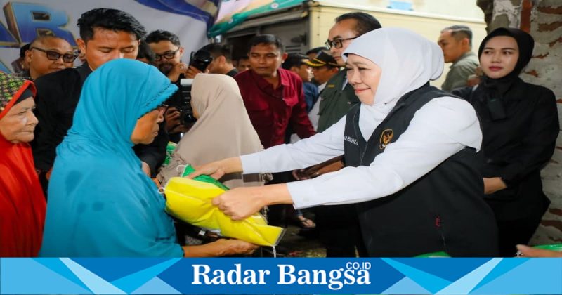 Gubernur Jatim Khofifah Indar Parawansa meninjau Pasar Murah di Kelurahan Pohjentrek, Kota Pasuruan, Selasa (17/2). (Foto Dok Ho/RadarBangsa.co.id)