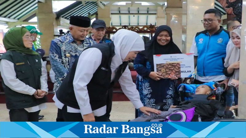 Gubernur Jawa Timur Khofifah Indar Parawansa menyerahkan bansos Rp7,05 miliar di Pendopo Kabupaten Malang, Minggu (22/2). (Foto Dok Ho/RadarBangsa.co.id)
