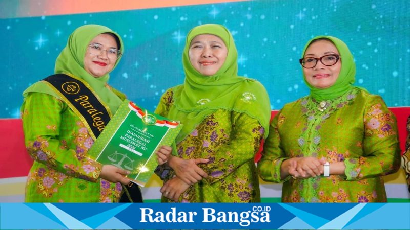 Gubernur Jawa Timur Khofifah Indar Parawansa saat mengukuhkan 413 Paralegal Muslimat NU se-Jatim di Surabaya, Minggu (9/2/2026). (Foto Dok Ho/RadarBangsa.co.id)