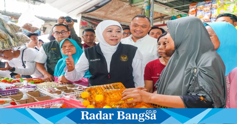 Gubernur Jatim Khofifah Indar Parawansa meninjau harga bahan pokok di Pasar Dukuh Kupang Surabaya, Selasa (17/2/2026). (Foto Dok Ho/RadarBangsa.co.id)
