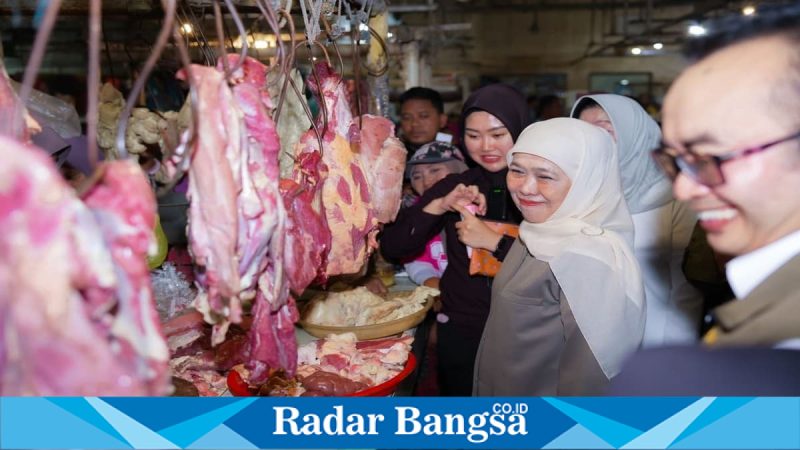 Gubernur Khofifah Indar Parawansa saat sidak harga bahan pokok di Pasar Tambakrejo Surabaya, Minggu (15/2). (Foto Dok Ho/RadarBangsa.co.id)