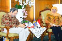 Gubernur Khofifah Indar Parawansa menerima Dubes Swedia Daniel Blockert di Grahadi, Surabaya, Kamis (12/2). (Foto Dok Ho/RadarBangsa.co.id)