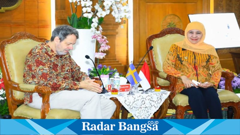 Gubernur Khofifah Indar Parawansa menerima Dubes Swedia Daniel Blockert di Grahadi, Surabaya, Kamis (12/2). (Foto Dok Ho/RadarBangsa.co.id)