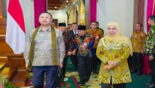 Gubernur Jatim Khofifah Indar Parawansa menerima Dubes Uzbekistan Oybek Eshonov di Gedung Negara Grahadi, Surabaya, Jumat (13/2/2026). (Foto Dok Ho/RadarBangsa.co.id)
