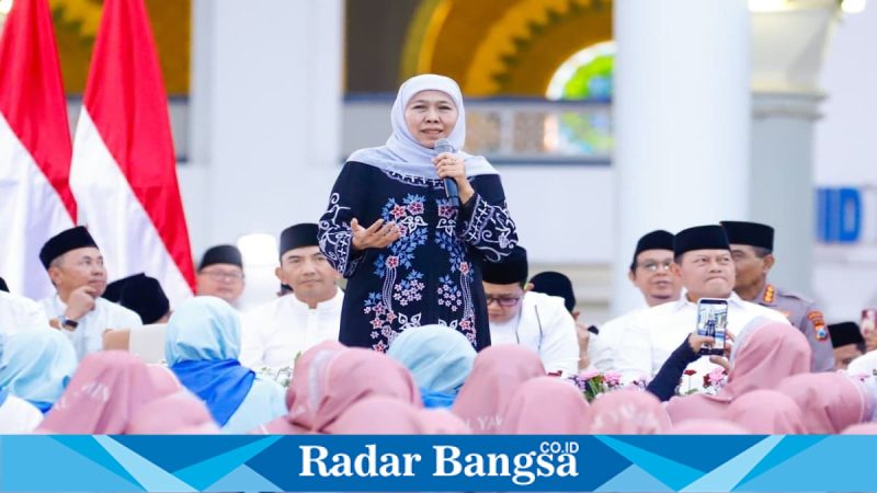 Gubernur Jatim Khofifah dan Atase Arab Saudi saat buka bersama di Masjid Al-Akbar Surabaya, Sabtu (21/2). (Foto Dok Ho/RadarBangsa.co.id)