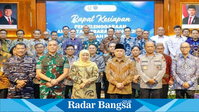 Gubernur Jatim Khofifah Indar Parawansa bersama Menhub RI Dudy Purwagandhi saat rapat Angkutan Lebaran 2026 di Grahadi, Jumat (20/2). (Foto Dok Ho/RadarBangsa.co.id)