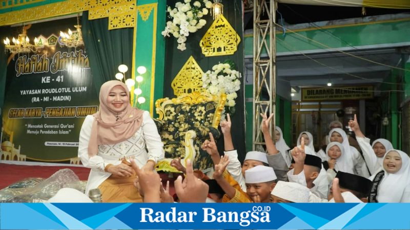 Anggota DPD RI Lia Istifhama saat menghadiri Haflah Imtihan Roudlotul Ulum di Kota Pasuruan, Selasa (17/2). (Foto Dok Ho/RadarBangsa.co.id)