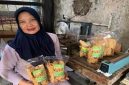 Kasiatin menunjukkan Kripik Tempe “QI” hasil produksi UMKM Desa Sumberrejo, Pandaan, Pasuruan, Jumat (30/1/2026). (Foto Dok Ho/AH-RadarBangsa.co.id)