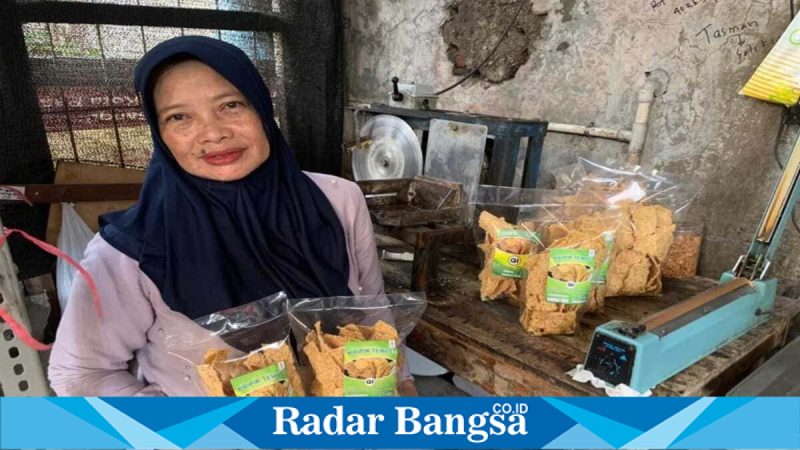 Kasiatin menunjukkan Kripik Tempe “QI” hasil produksi UMKM Desa Sumberrejo, Pandaan, Pasuruan, Jumat (30/1/2026). (Foto Dok Ho/AH-RadarBangsa.co.id)