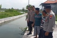 Kapolsek Deket AKP Ahmad Khusen bersama anggota saat olah TKP bocah tenggelam di Sungai Deket, Senin (16/2/2026). (Foto Dok Ho/RadarBangsa.co.id)