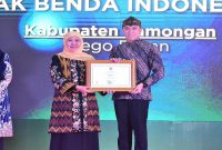 Gubernur Jawa Timur menyerahkan sertifikat WBTb Sego Boran kepada Wakil Bupati Lamongan, Minggu (22/2). (Foto Dok Ho/RadarBangsa.co.id)