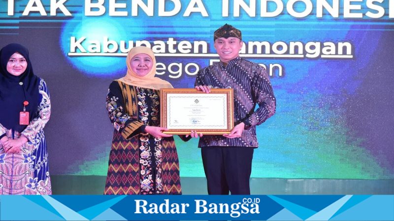 Gubernur Jawa Timur menyerahkan sertifikat WBTb Sego Boran kepada Wakil Bupati Lamongan, Minggu (22/2). (Foto Dok Ho/RadarBangsa.co.id)