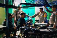Kapolsek Tikung AKP Anang Purwo Widodo beri imbauan cegah balap liar di perbatasan Tikung–Sarirejo, Sabtu (21/2/2026). (Foto Dok Ho/RadarBangsa.co.id)