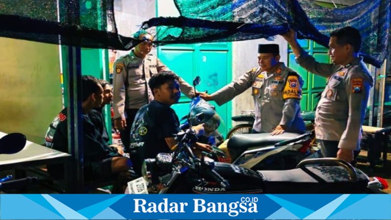 Kapolsek Tikung AKP Anang Purwo Widodo beri imbauan cegah balap liar di perbatasan Tikung–Sarirejo, Sabtu (21/2/2026). (Foto Dok Ho/RadarBangsa.co.id)