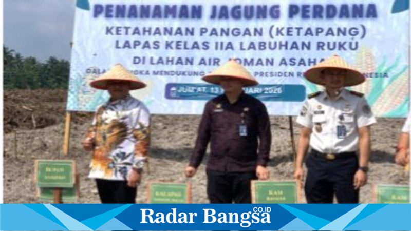 Wakil Bupati Asahan Rianto bersama jajaran Lapas Kelas IIA Labuhan Ruku saat penanaman jagung perdana di Air Joman, Sabtu (13/2/2026). (Foto Dok Ho/RadarBangsa.co.id)