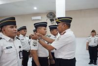 Kalapas Syukron Hamdani memimpin apel dan penyematan pangkat di Lapas Kelas IIA Pamekasan, Senin (16/2/2026). (Foto Dok Ho/RadarBangsa.co.id)