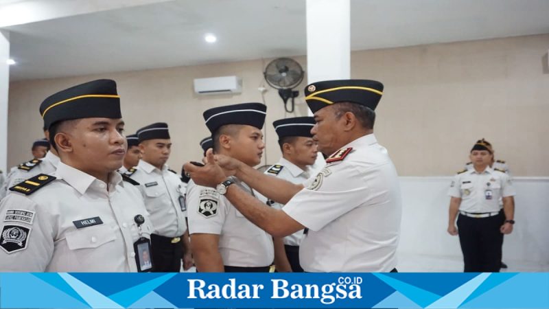 Kalapas Syukron Hamdani memimpin apel dan penyematan pangkat di Lapas Kelas IIA Pamekasan, Senin (16/2/2026). (Foto Dok Ho/RadarBangsa.co.id)