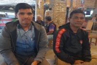 Hengly Linelejan (kiri) dan Joni Setiawan (kanan), pengurus Lemkari Jember, menyampaikan protes atas pembatasan atlet di Kejurkab Karate Jember 2026, Jumat (6/2/2026). (Foto Dok Ho/RadarBangsa.co.id) 