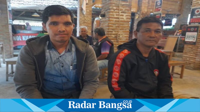Hengly Linelejan (kiri) dan Joni Setiawan (kanan), pengurus Lemkari Jember, menyampaikan protes atas pembatasan atlet di Kejurkab Karate Jember 2026, Jumat (6/2/2026). (Foto Dok Ho/RadarBangsa.co.id) 