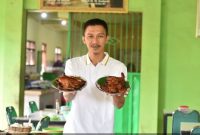 Suasana Lesehan Ayam Goreng Pak Sholeh di Pandaan, Minggu (22/2/2026). (Foto Dok Ho/RadarBangsa.co.id)