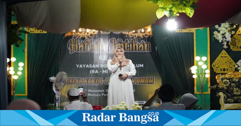 Lia Istifhama memberi motivasi kepemimpinan di Haflah Imtihan Roudlotul Ulum, Selasa (17/2). (Foto Dok Ho/RadarBangsa.co.id