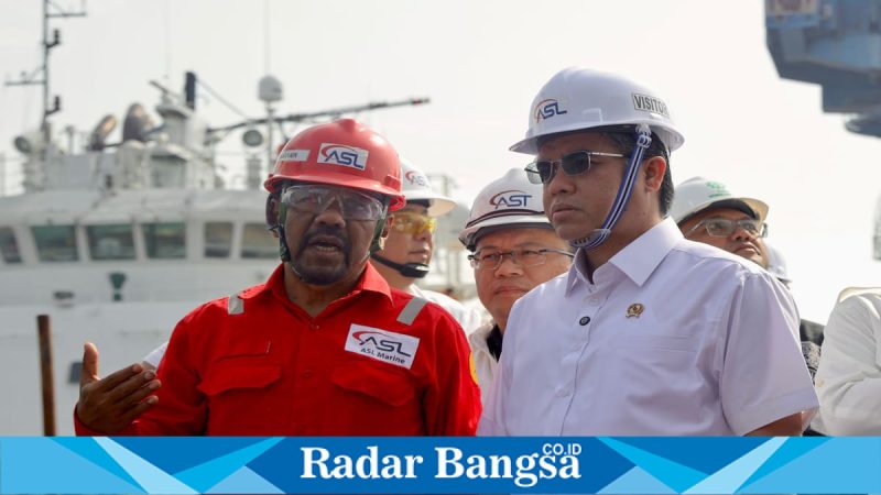 Menteri Ketenagakerjaan Yassierli meninjau galangan PT ASL Shipyard Indonesia di Batam, Selasa (24/2/2026). (Foto Dok Ho/RadarBangsa.co.id)