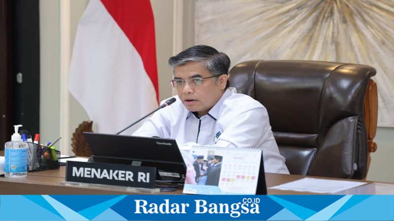 Menaker Yassierli memberi arahan kepada Dewan Pengawas dan Direksi BPJS Ketenagakerjaan, Senin (23/2/2026). (Foto Dok Ho/RadarBangsa.co.id)