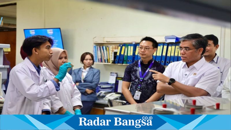 Menaker Yassierli saat monitoring Program MagangHub di PT Ecogreen Oleochemicals, Batam, Selasa (24/2/2026). (Foto Dok Ho/RadarBangsa.co.id)