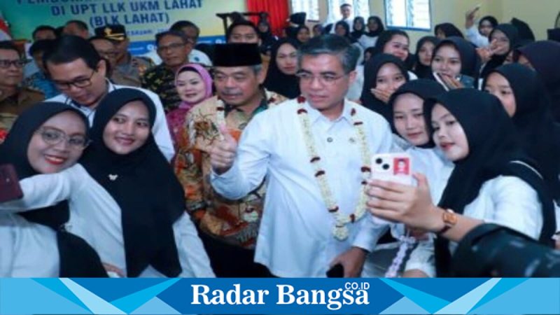 Menaker Yassierli saat membuka PBK di BLK Lahat, Kabupaten Lahat, Sumatra Selatan, Senin (9/2/2026). (Foto Dok Ho/RadarBangsa.co.id)