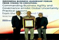 Presiden Direktur JNE Mohamad Feriadi menerima penghargaan Indonesia Best CEO 2025 di Jakarta, Kamis (26/2/2026). (Foto Dok Ho/RadarBangsa.co.id)