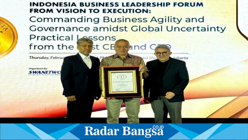 Presiden Direktur JNE Mohamad Feriadi menerima penghargaan Indonesia Best CEO 2025 di Jakarta, Kamis (26/2/2026). (Foto Dok Ho/RadarBangsa.co.id)