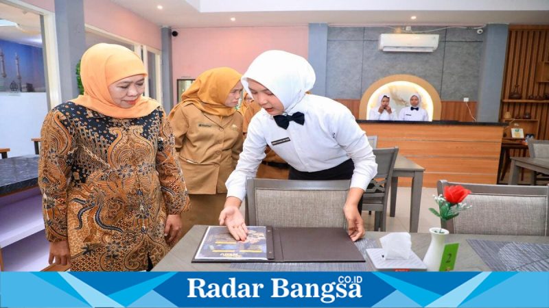 Gubernur Khofifah meninjau Galeri Ageman dan unit praktik SMKN 1 Buduran, Senin 9 Februari 2026 (Foto Dok Ho/RadarBangsa.co.id).