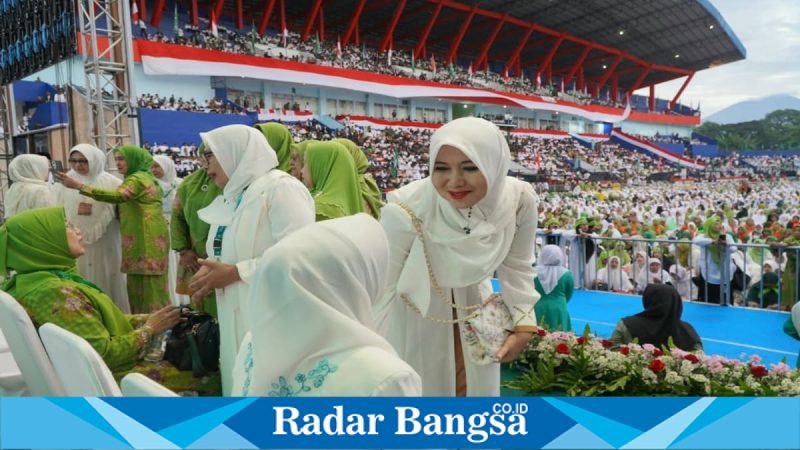 Senator DPD RI Lia Istifhama berinteraksi dengan jamaah Muslimat NU pada Mujahadah Kubro di Gajayana, Malang, Minggu. (Foto Dok Ho/Nul-RadarBangsa.co.id)