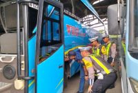 Ramp check bus pariwisata oleh Satlantas Polres Lamongan jelang Harlah NU, Rabu (5/2/2026). (Foto Dok Ho/Nul-RadarBangsa.co.id)