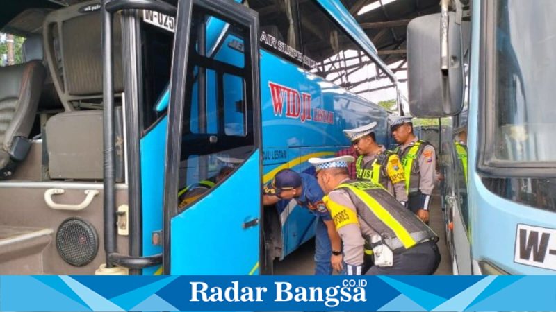 Ramp check bus pariwisata oleh Satlantas Polres Lamongan jelang Harlah NU, Rabu (5/2/2026). (Foto Dok Ho/Nul-RadarBangsa.co.id)