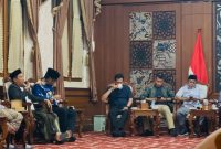 Owner PR. Cahaya Pro, H. Fathor Rosi, bersama para pengusaha rokok lainnya memenuhi undangan rakor dengan Bupati Pamekasan KH. Kholilurrahman, Jumat malam (20/2/2026)