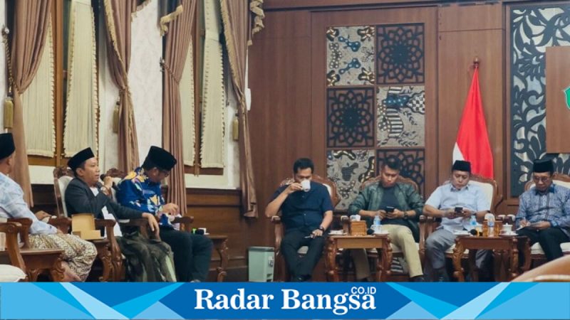 Owner PR. Cahaya Pro, H. Fathor Rosi, bersama para pengusaha rokok lainnya memenuhi undangan rakor dengan Bupati Pamekasan KH. Kholilurrahman, Jumat malam (20/2/2026)