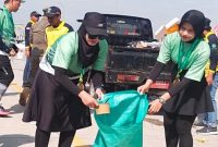 Ketua TP PKK, Sekda, dan jajaran Pemkab Probolinggo melakukan aksi bersih-bersih sampah pascakegiatan SAE Run Highway 2026, Minggu (8/2/2026). (Foto Dok Ho/RadarBangsa.co.id)