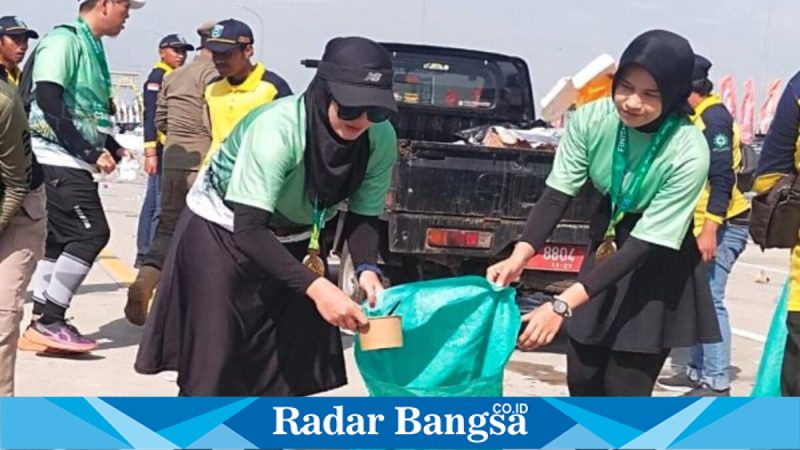 Ketua TP PKK, Sekda, dan jajaran Pemkab Probolinggo melakukan aksi bersih-bersih sampah pascakegiatan SAE Run Highway 2026, Minggu (8/2/2026). (Foto Dok Ho/RadarBangsa.co.id)