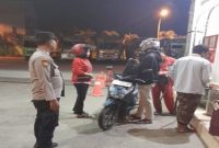 Petugas Polsek Tikung saat Patroli Kota Presisi di objek vital wilayah Tikung, Minggu malam (8/2/2026). (Foto Dok Ho/RadarBangsa.co.id)